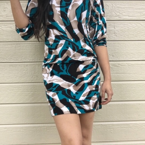 BCBGMaxAzria Dresses & Skirts - BCBG MAXAZRIA PATTERN MINI 3/4 SLEEVE DRESS